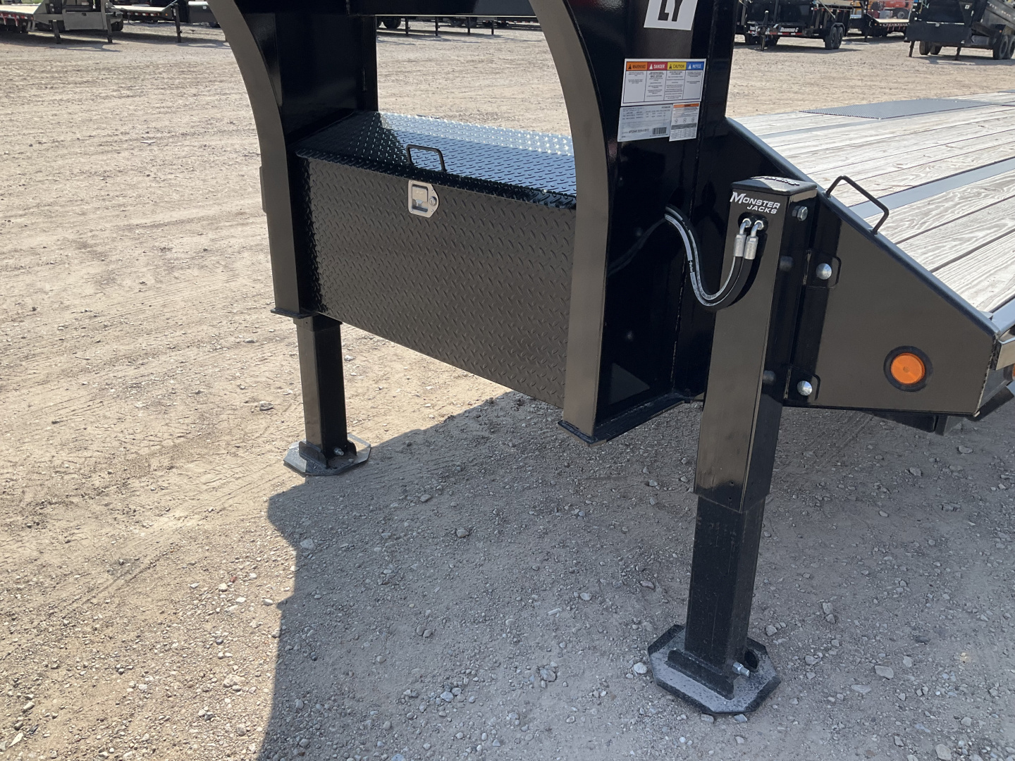 New 2025 PJ 102"x32' GN Low Pro Hydraulic Dovetail w/ Duals - LY