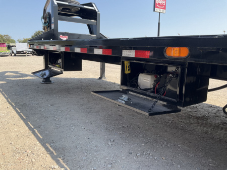 New 2025 PJ 102"x32' GN Low Pro Hydraulic Dovetail w/ Duals - LY