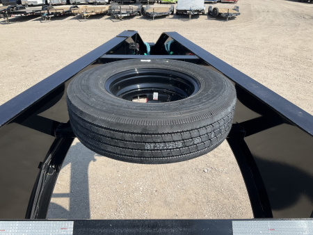 New 2025 PJ 102"x32' GN Low Pro Hydraulic Dovetail w/ Duals - LY