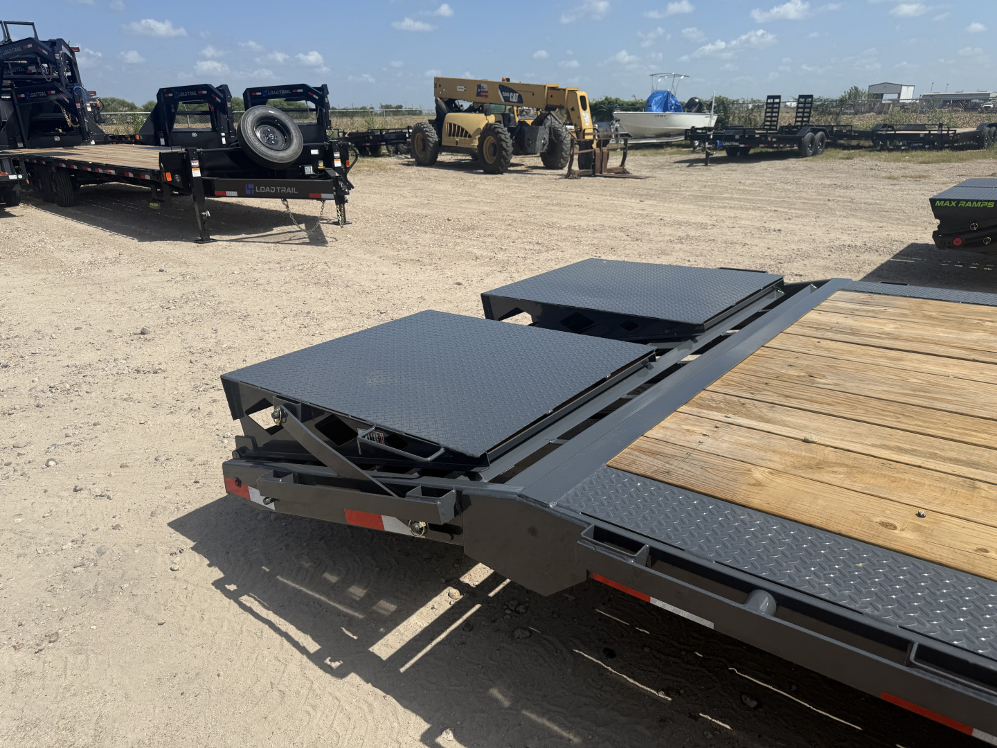 New 2026 Lamar Trailers 102X32 Gooseneck Lowboy Max Ramps 14K Car Hauler