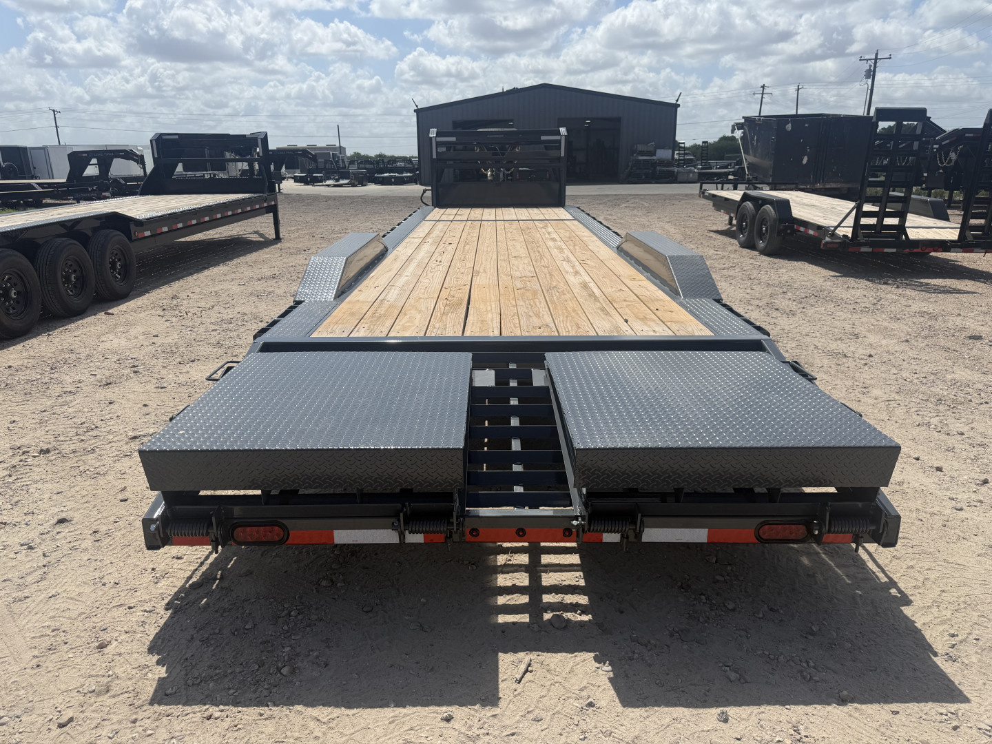 New 2026 Lamar Trailers 102X32 Gooseneck Lowboy Max Ramps 14K Car Hauler