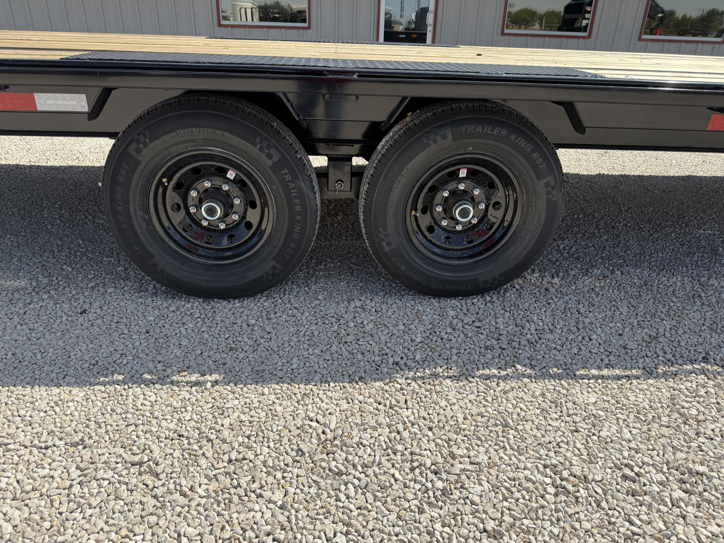 New 2026 PJ 102"x32' GN Low-Pro Flatbed w/ Singles - LS