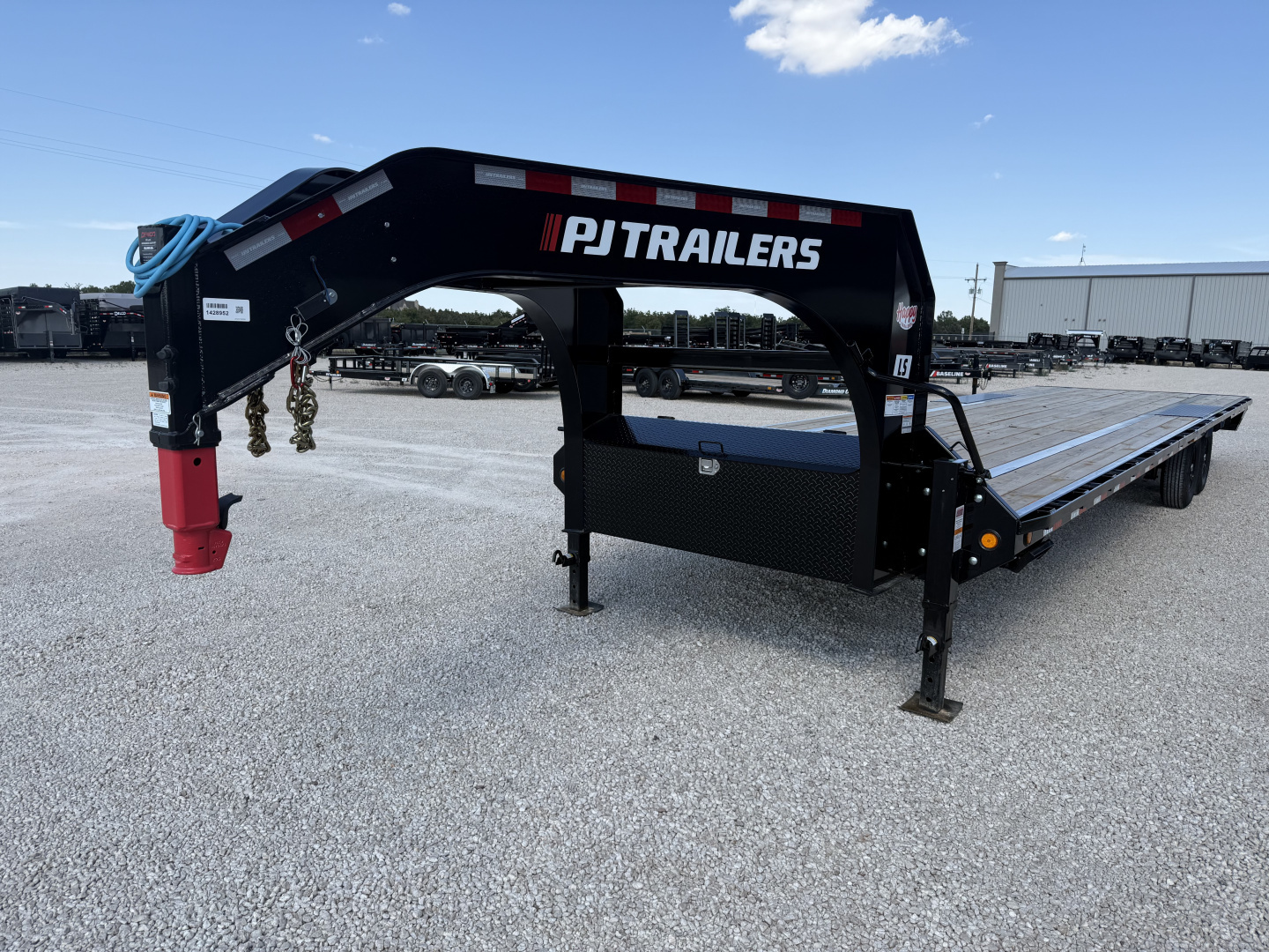 New 2026 PJ 102"x32' GN Low-Pro Flatbed w/ Singles - LS