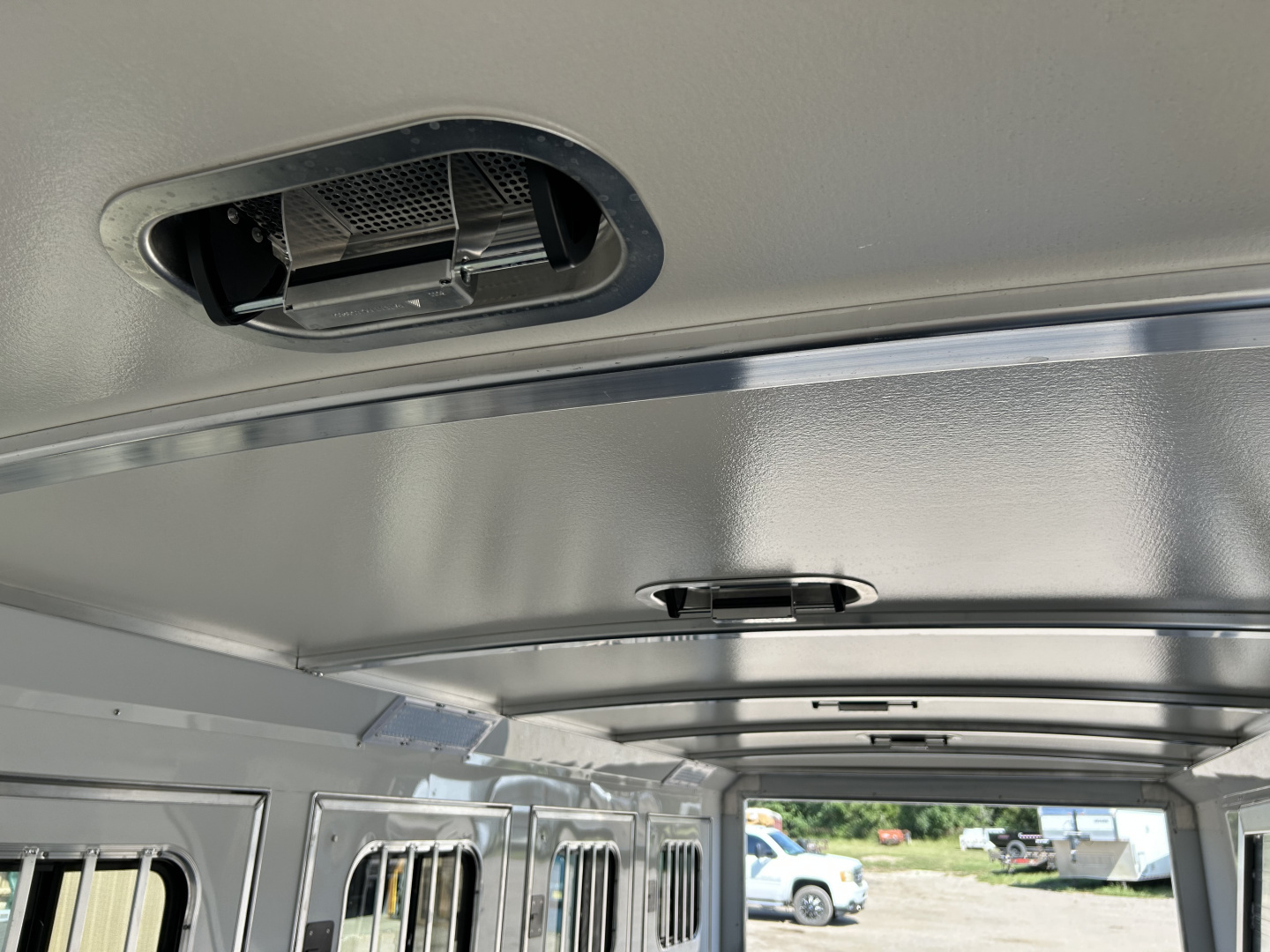 New 2026 Cimarron Trailers Norstar 4 horse slant Horse Trailer