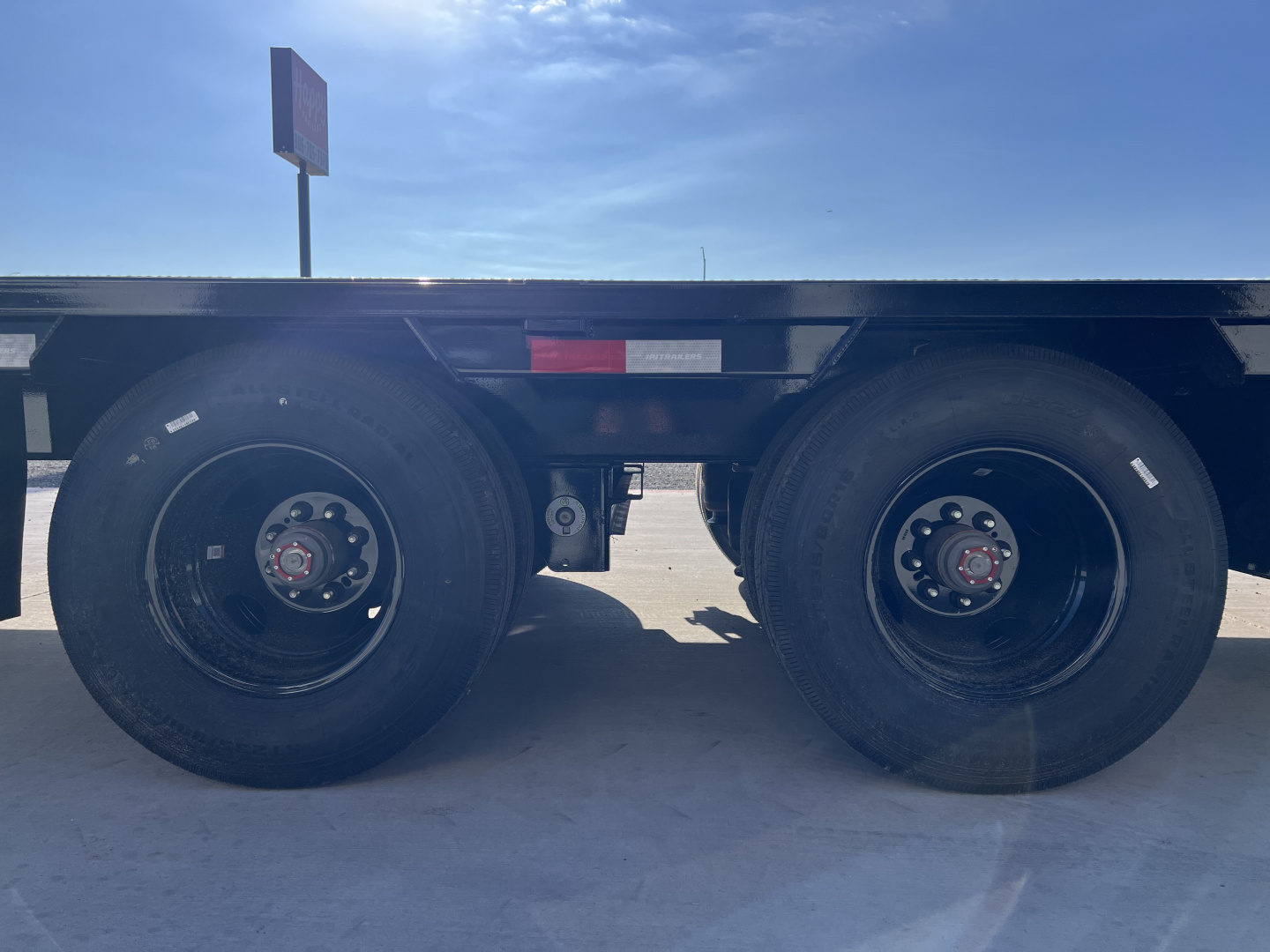 New 2026 PJ 102"x40' GN Low-Pro Air-Ride Flatbed w/ Duals - LD