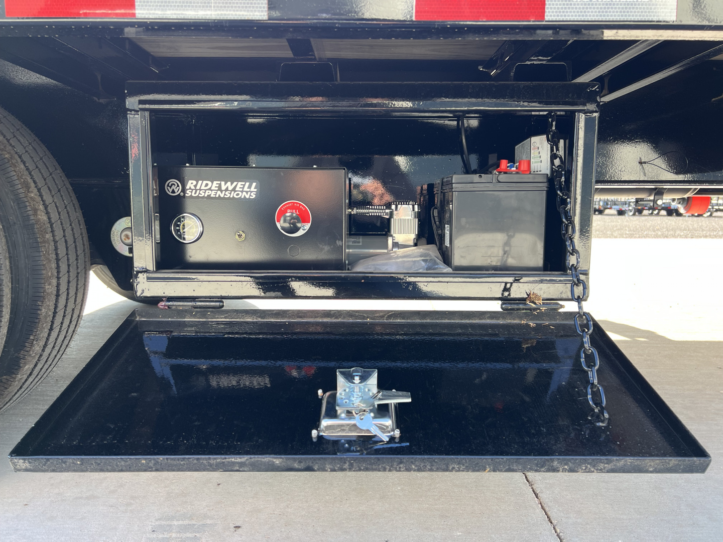 New 2026 PJ 102"x40' GN Low-Pro Air-Ride Flatbed w/ Duals - LD