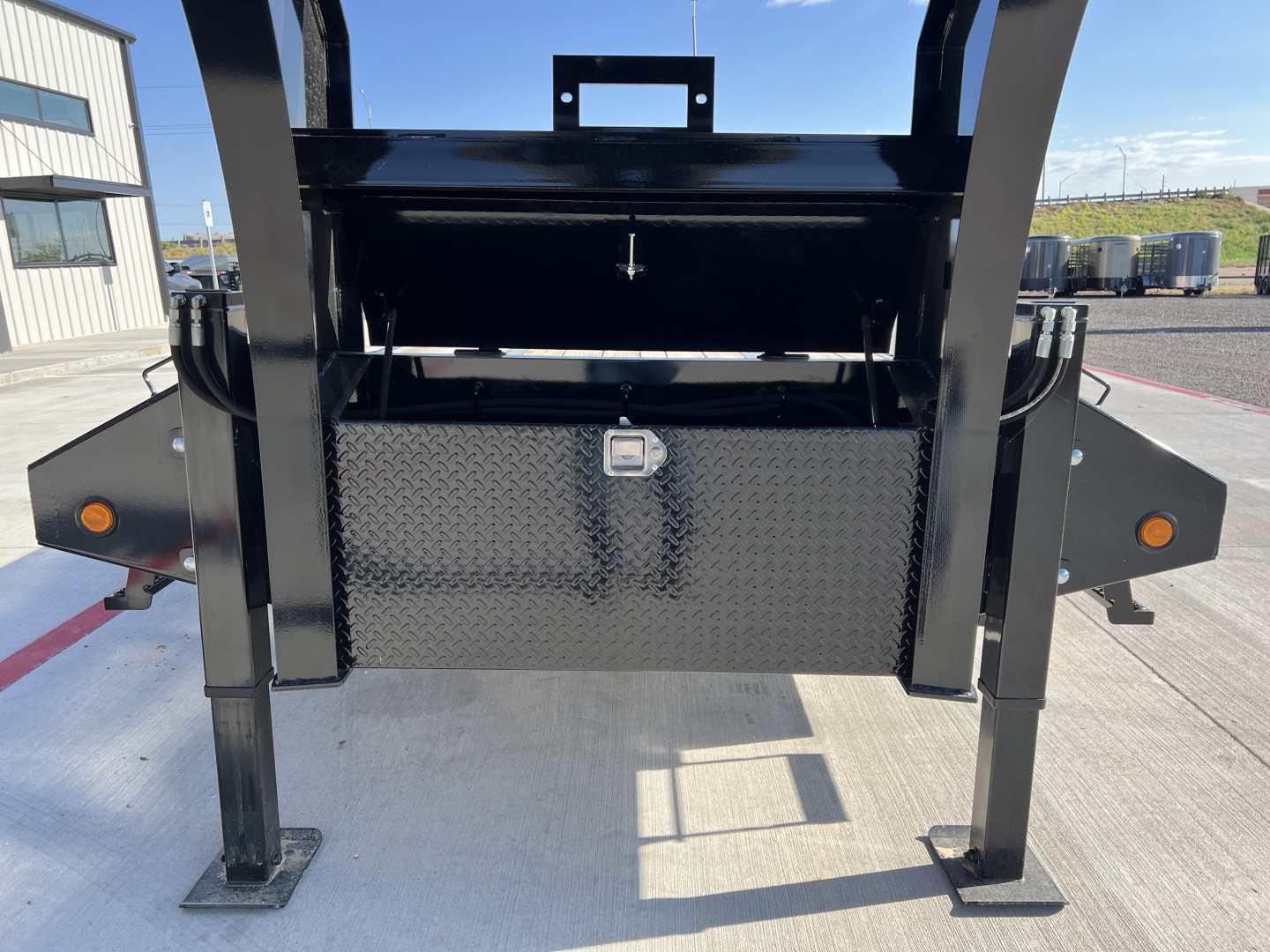 New 2026 PJ 102"x40' GN Low-Pro Air-Ride Flatbed w/ Duals - LD