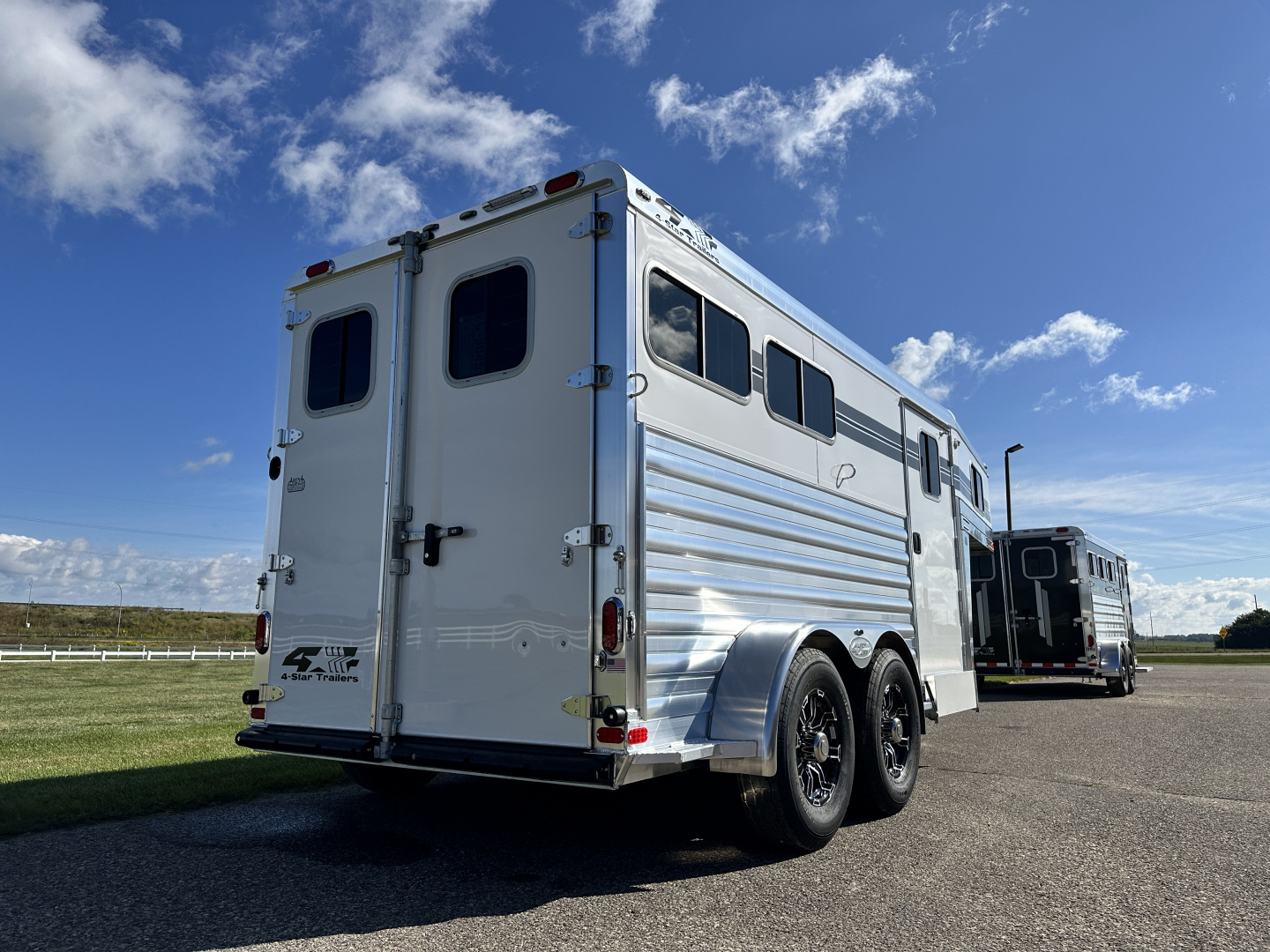 New 2026 4-Star Trailers 2H GN Horse Trailer