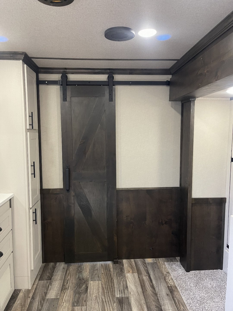 New 2026 Merhow Trailers 8316 RWS-ANGLED FARMHOUSE Horse Trailer