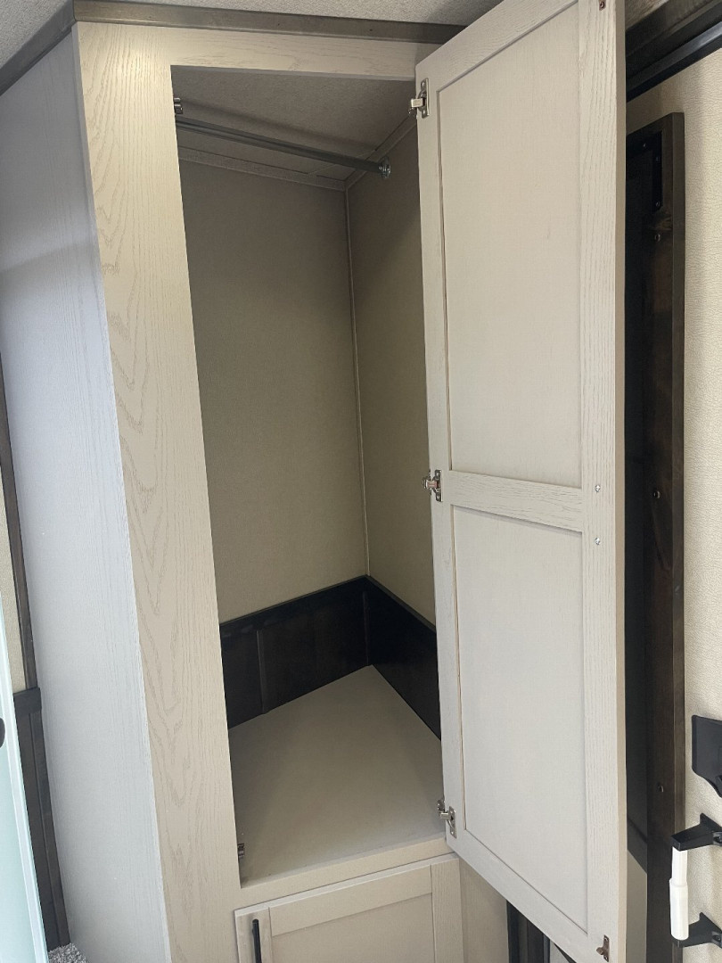 New 2026 Merhow Trailers 8316 RWS-ANGLED FARMHOUSE Horse Trailer