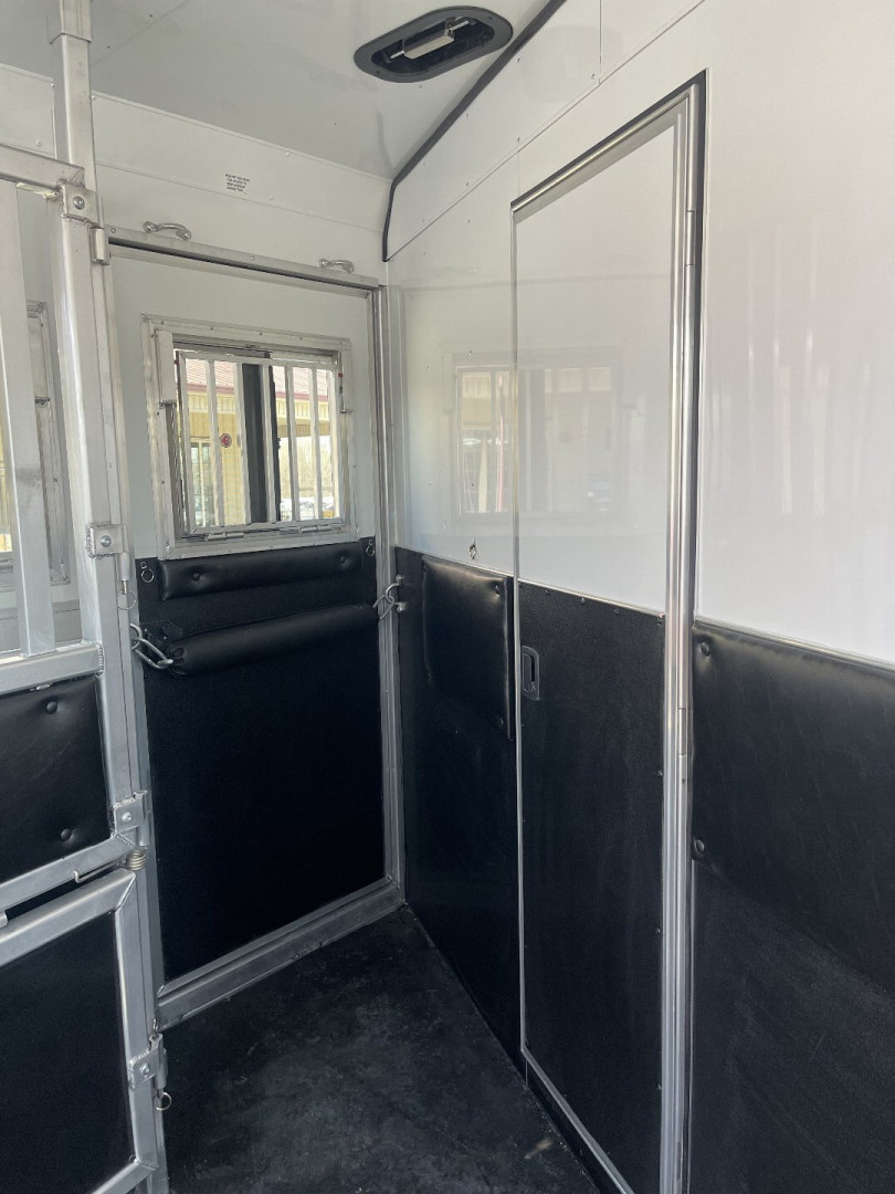 New 2026 Merhow Trailers 8316 RWS-ANGLED FARMHOUSE Horse Trailer