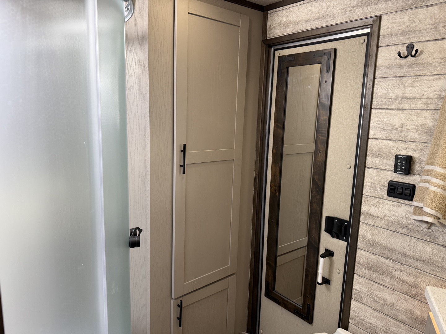 New 2026 Merhow Trailers 8316 RWS-ANGLED FARMHOUSE Horse Trailer