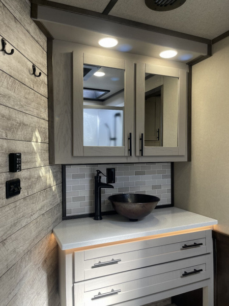 New 2026 Merhow Trailers 8316 RWS-ANGLED FARMHOUSE Horse Trailer