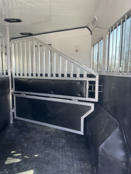 New 2026 Merhow Trailers 8316 RWS-ANGLED FARMHOUSE Horse Trailer