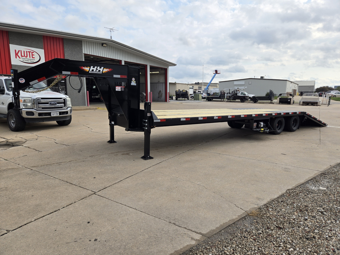 New 2026 H&H Trailers 102x25+9 Hydraulic Tail Gooseneck Deckover Trailer 25.9K Equipment Trailer