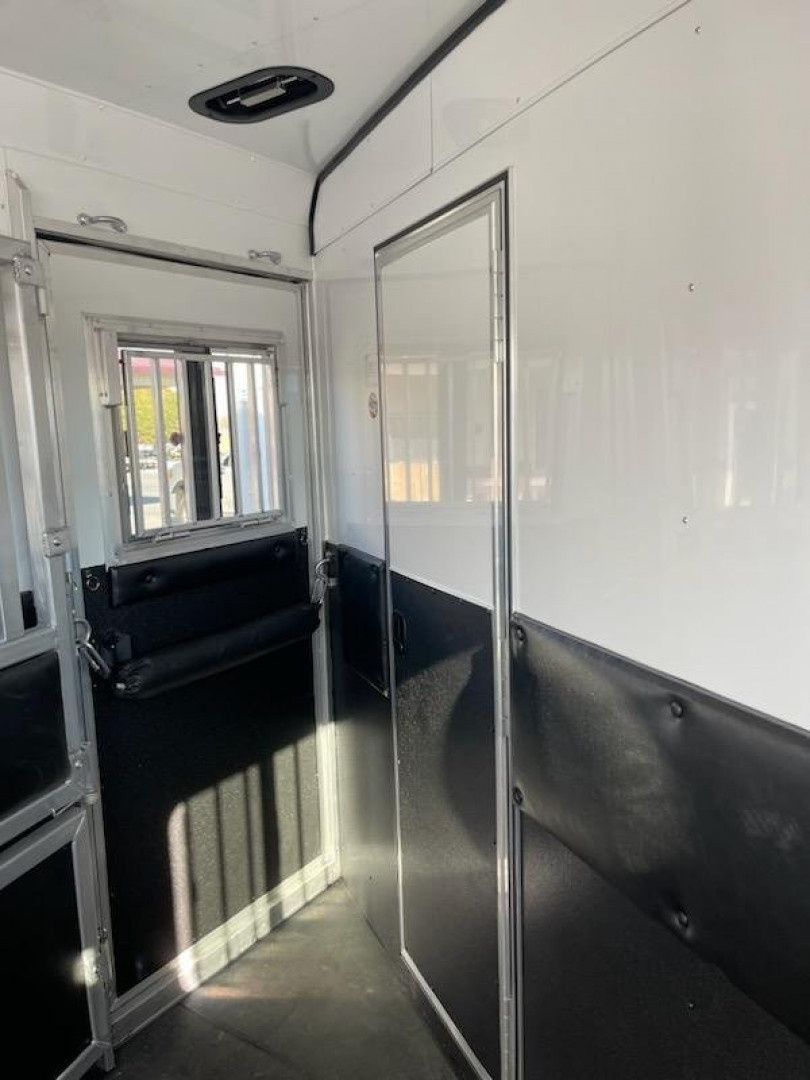 New 2026 Merhow Trailers 7309 RK-SLIDE Horse Trailer