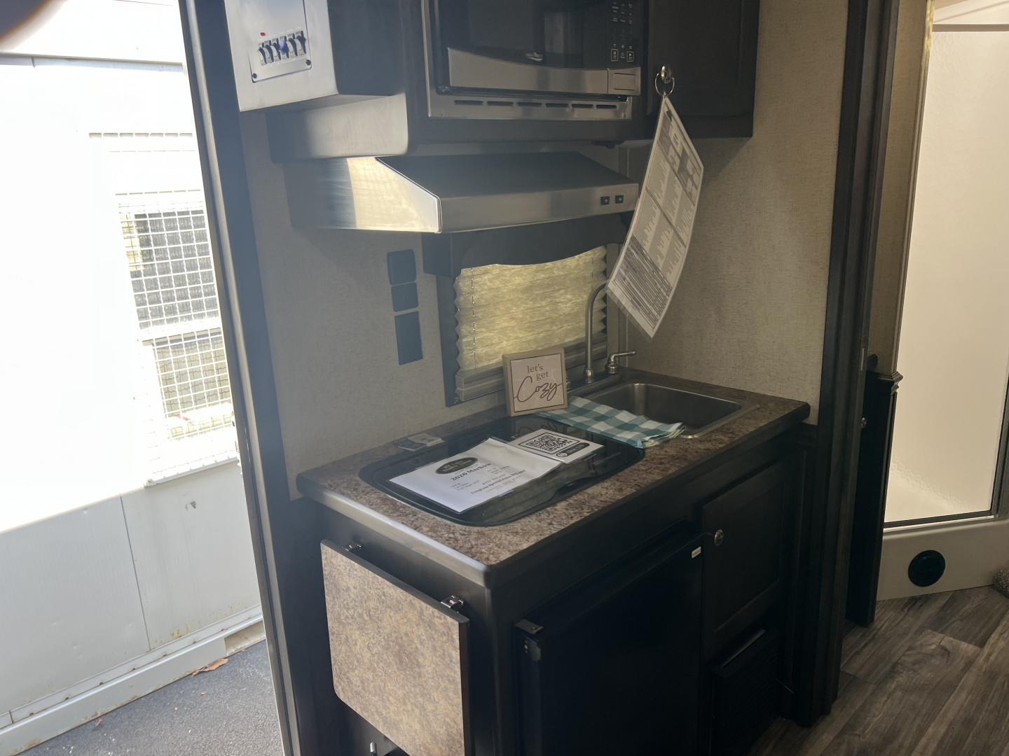 New 2026 Merhow Trailers 7309 RK-SLIDE Horse Trailer