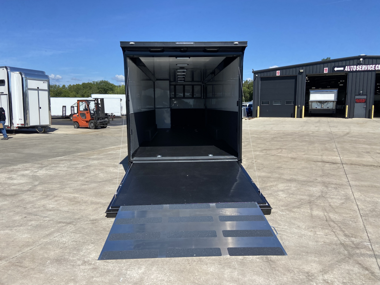 New 2026 United Trailers UAT Racing Trailer32'