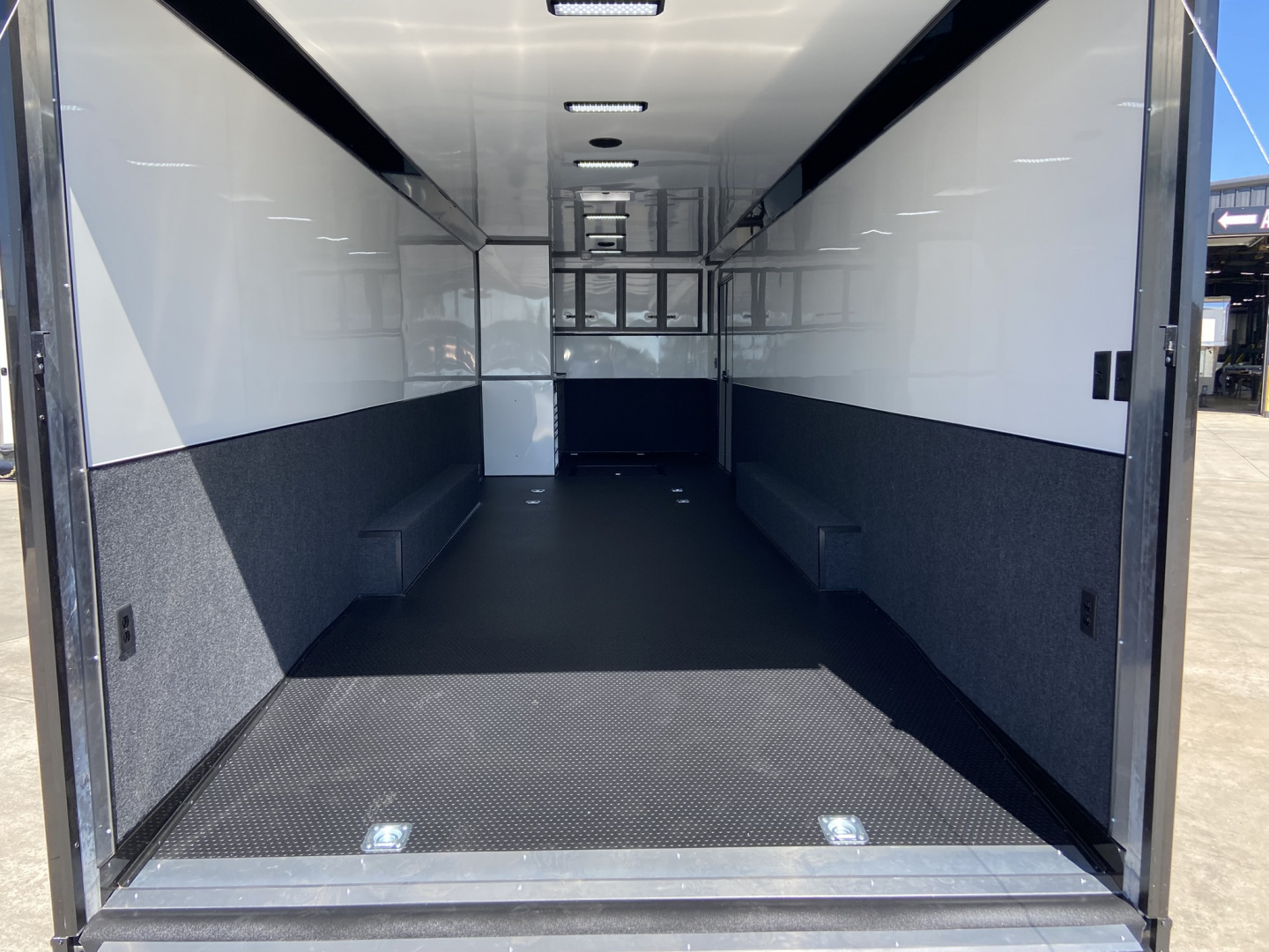 New 2026 United Trailers UAT Racing Trailer32'