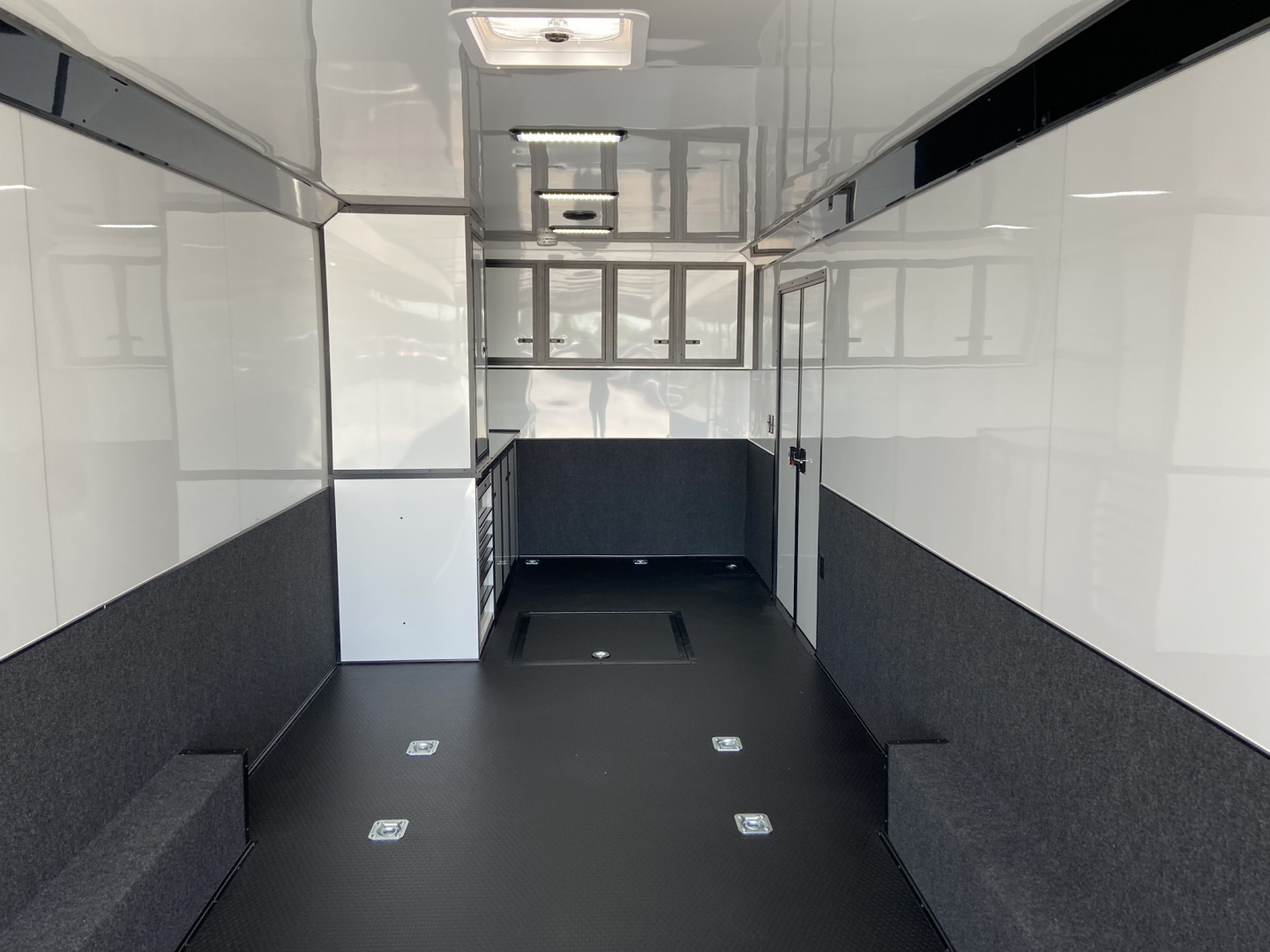 New 2026 United Trailers UAT Racing Trailer32'