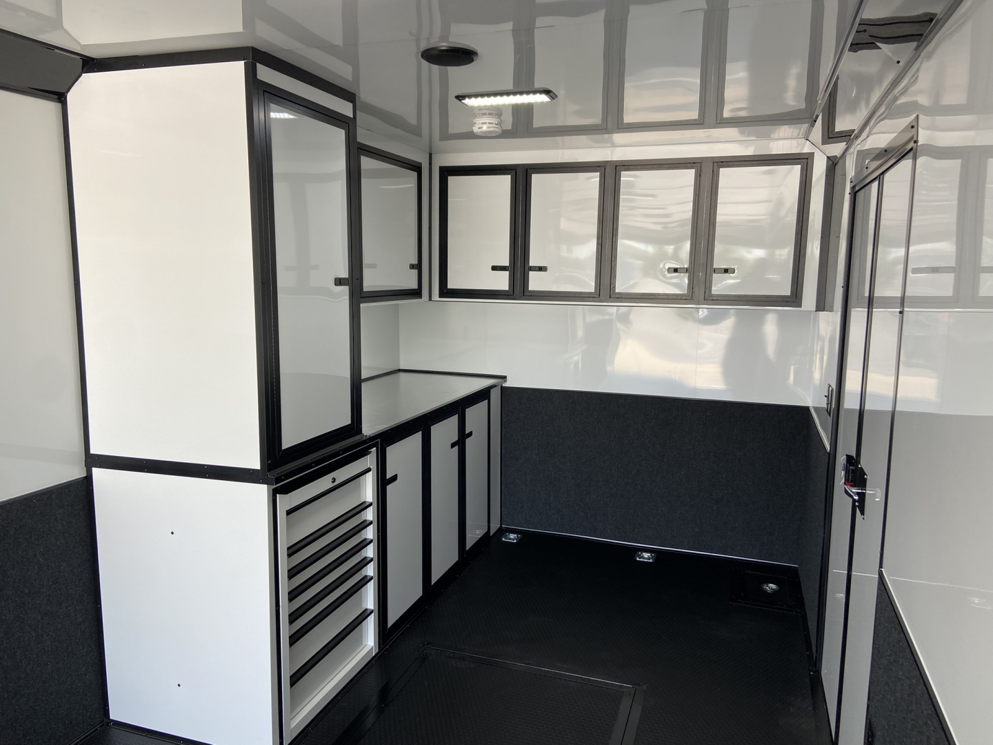 New 2026 United Trailers UAT Racing Trailer32'