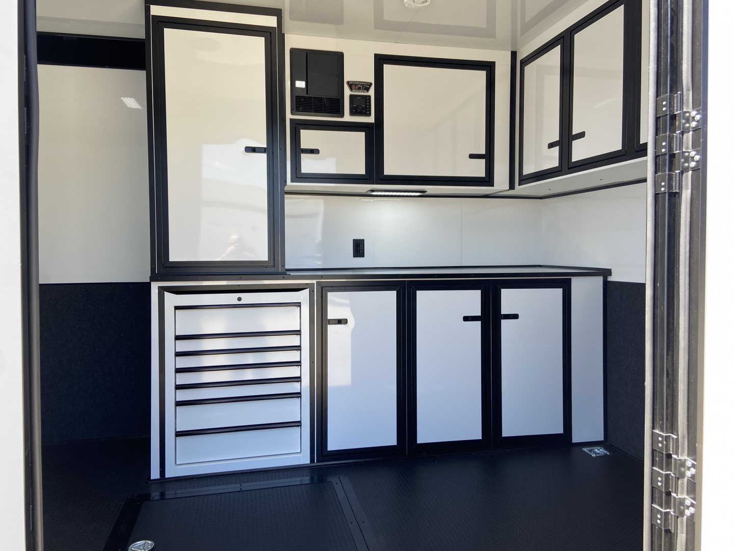 New 2026 United Trailers UAT Racing Trailer32'