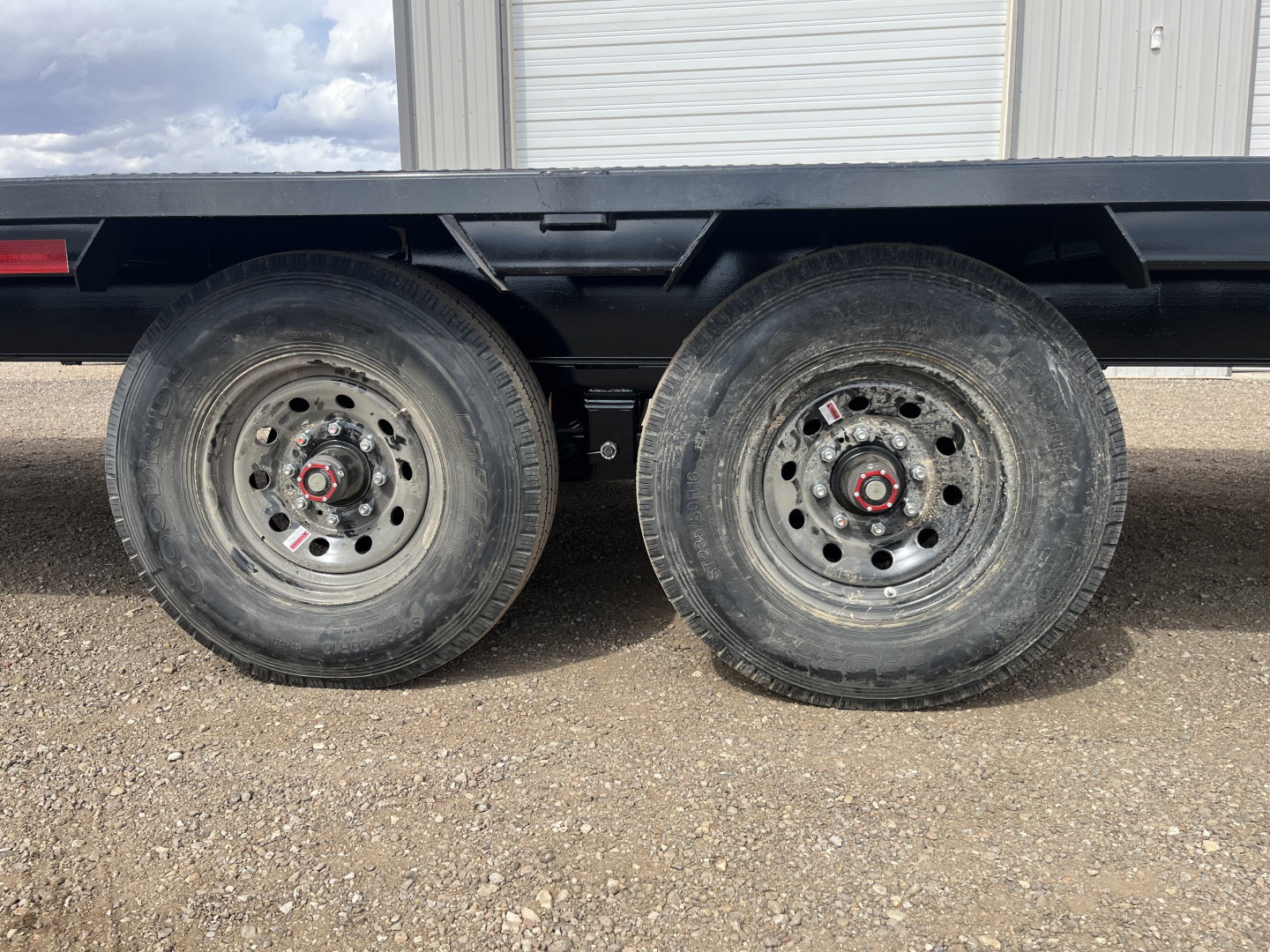 New 2026 PJ 102"x40' GN Low-Pro Flatbed w/ Singles - LX