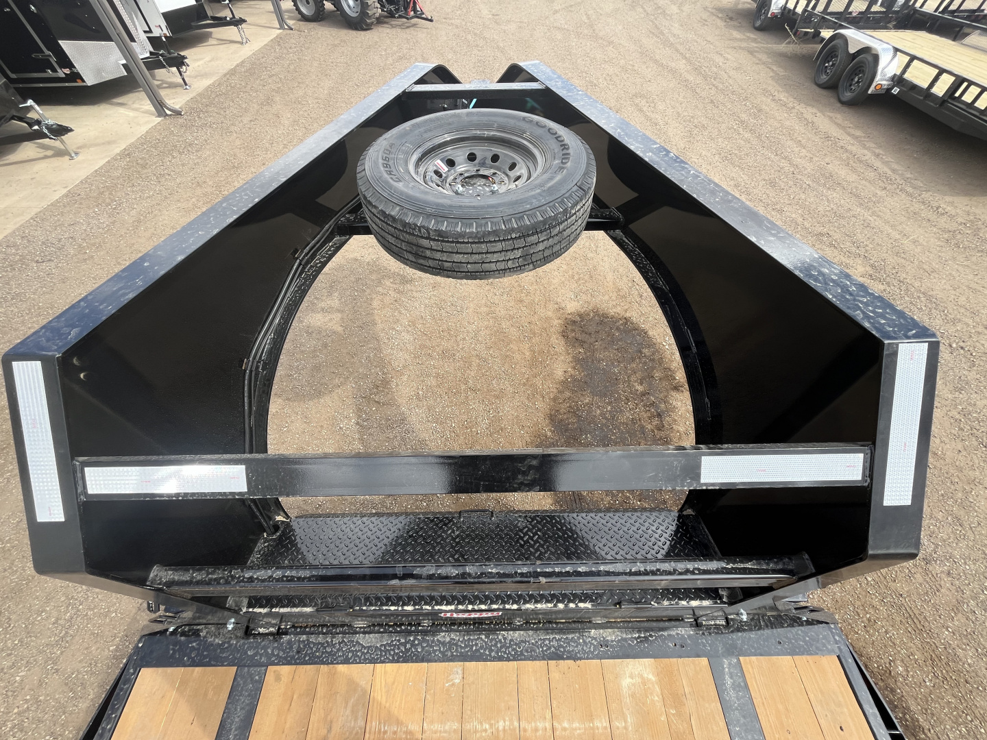 New 2026 PJ 102"x40' GN Low-Pro Flatbed w/ Singles - LX