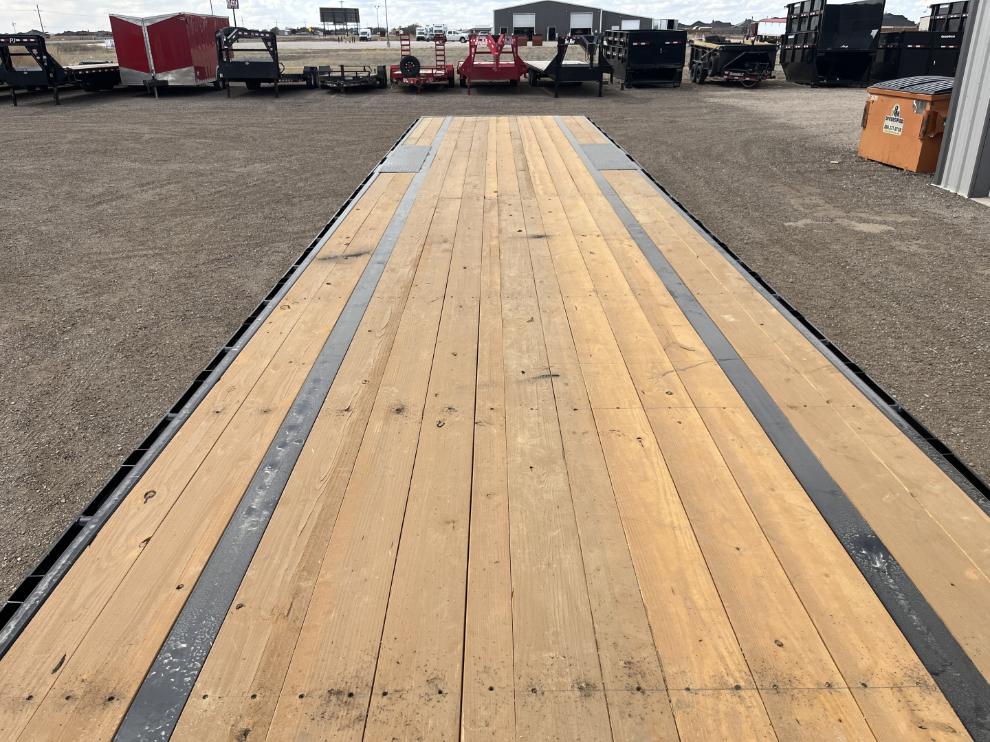 New 2026 PJ 102"x40' GN Low-Pro Flatbed w/ Singles - LX