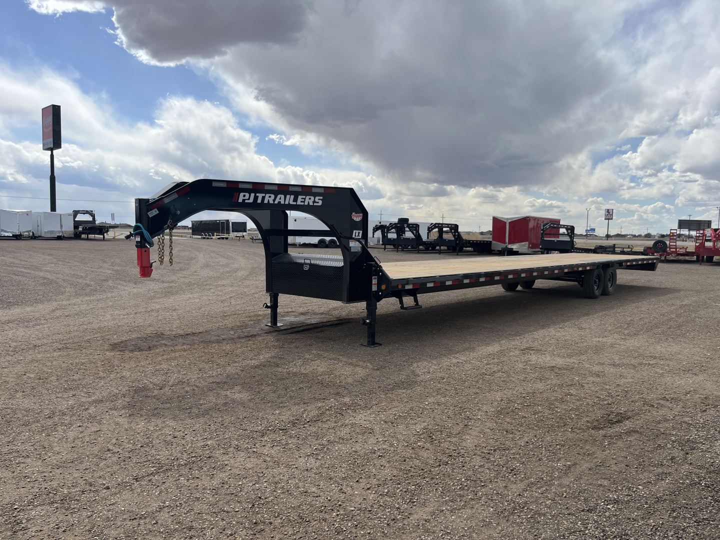 New 2026 PJ 102"x40' GN Low-Pro Flatbed w/ Singles - LX