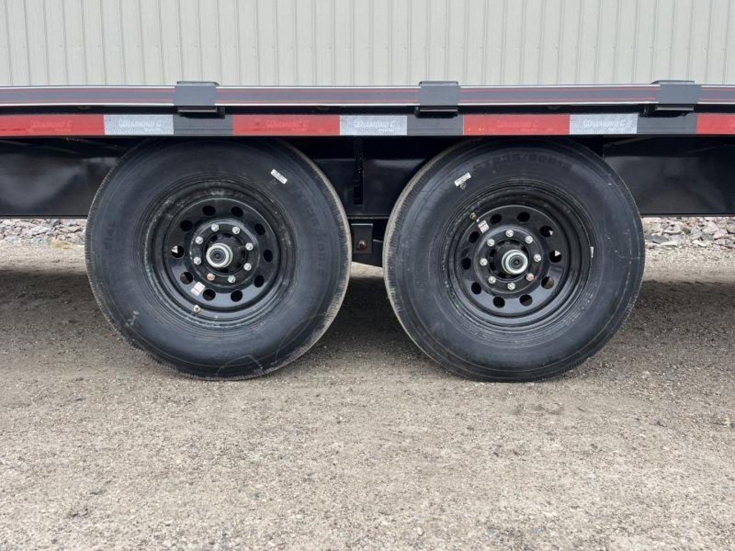 New 2026 28' 14k Diamond C FMAX207 GN Flatbed Trailer