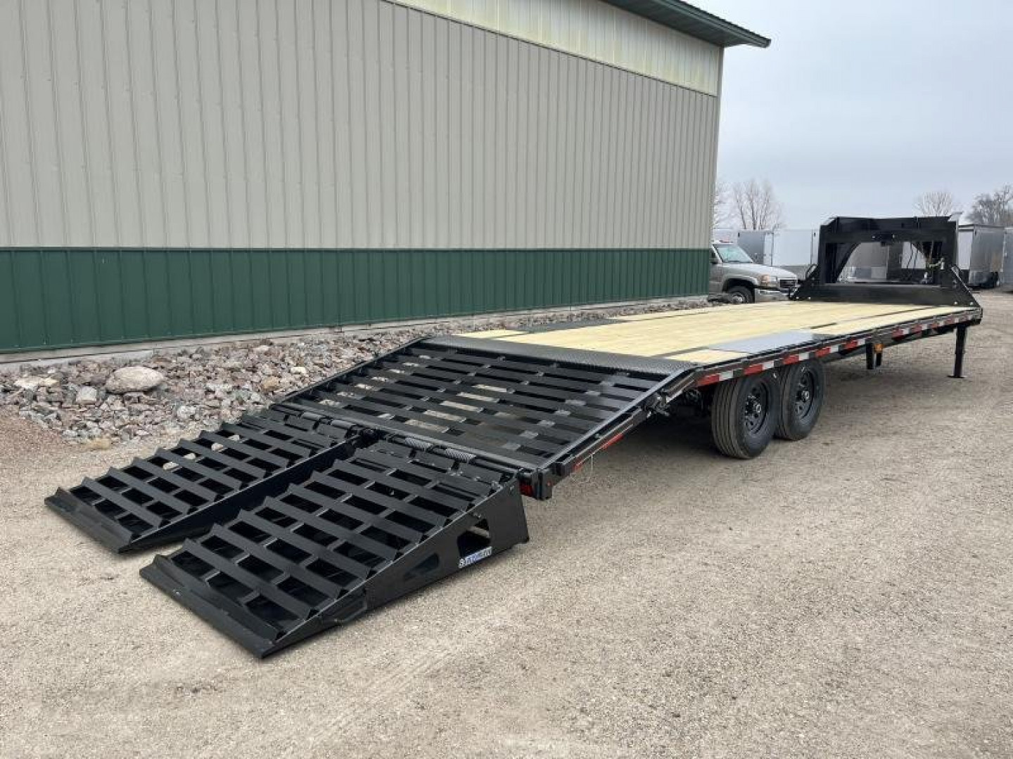 New 2026 28' 14k Diamond C FMAX207 GN Flatbed Trailer