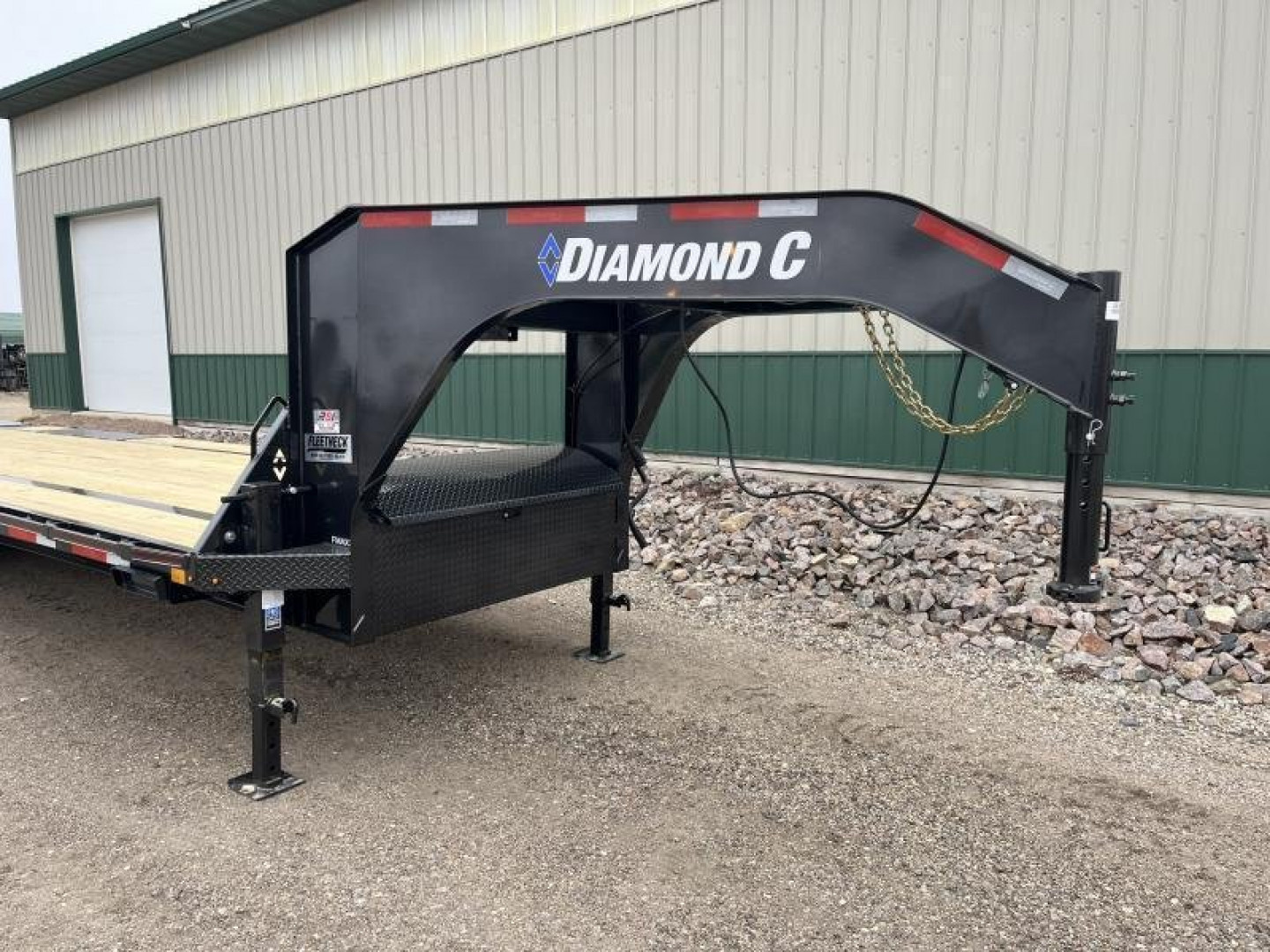 New 2026 28' 14k Diamond C FMAX207 GN Flatbed Trailer