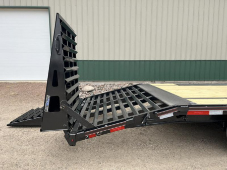 New 2026 28' 14k Diamond C FMAX207 GN Flatbed Trailer