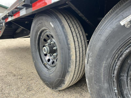 New 2026 28' 14k Diamond C FMAX207 GN Flatbed Trailer