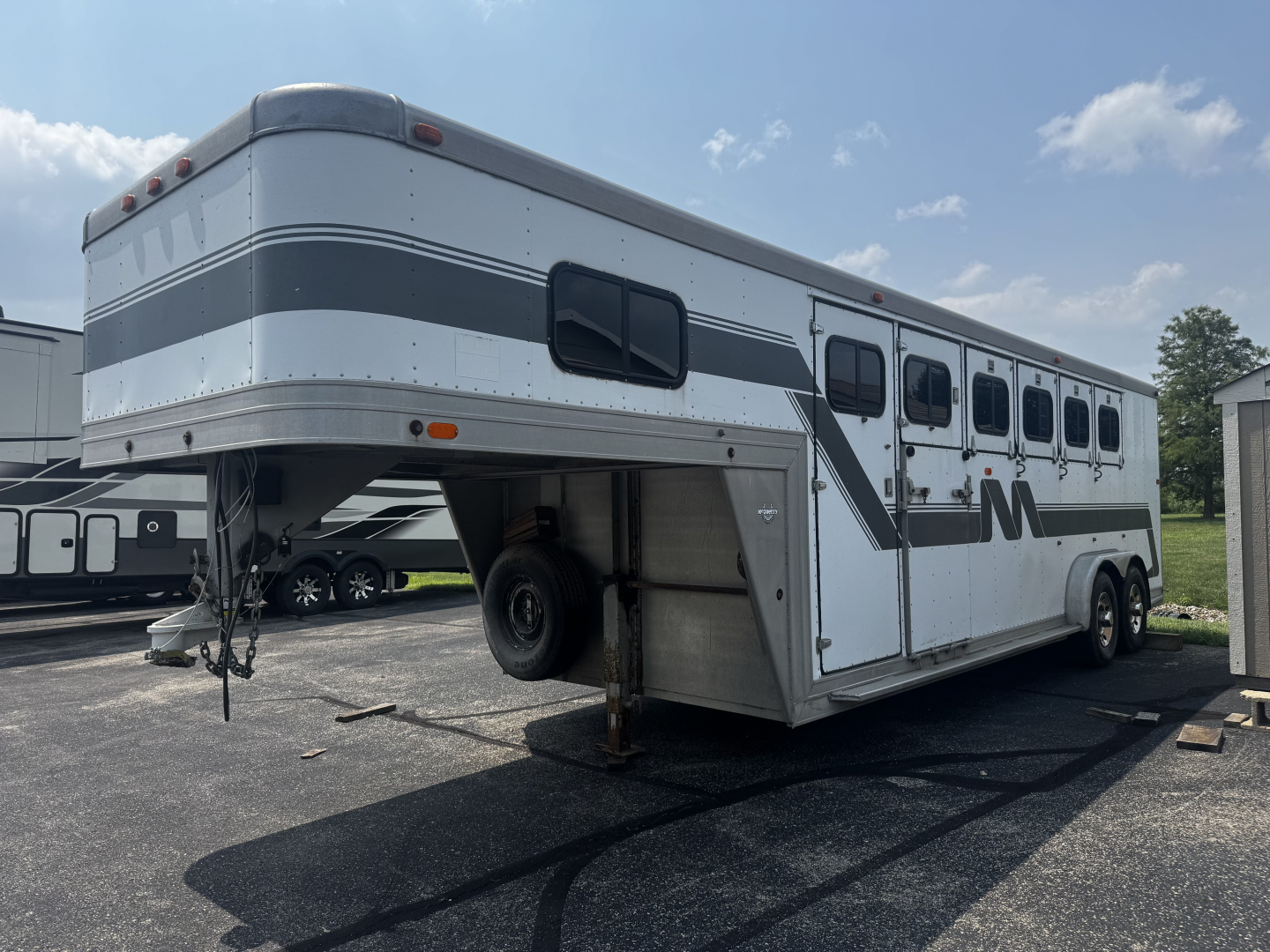 Used 1989 MqQuerry 5H Slant Horse Trailer