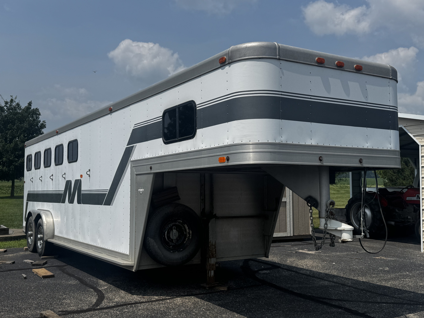 Used 1989 MqQuerry 5H Slant Horse Trailer