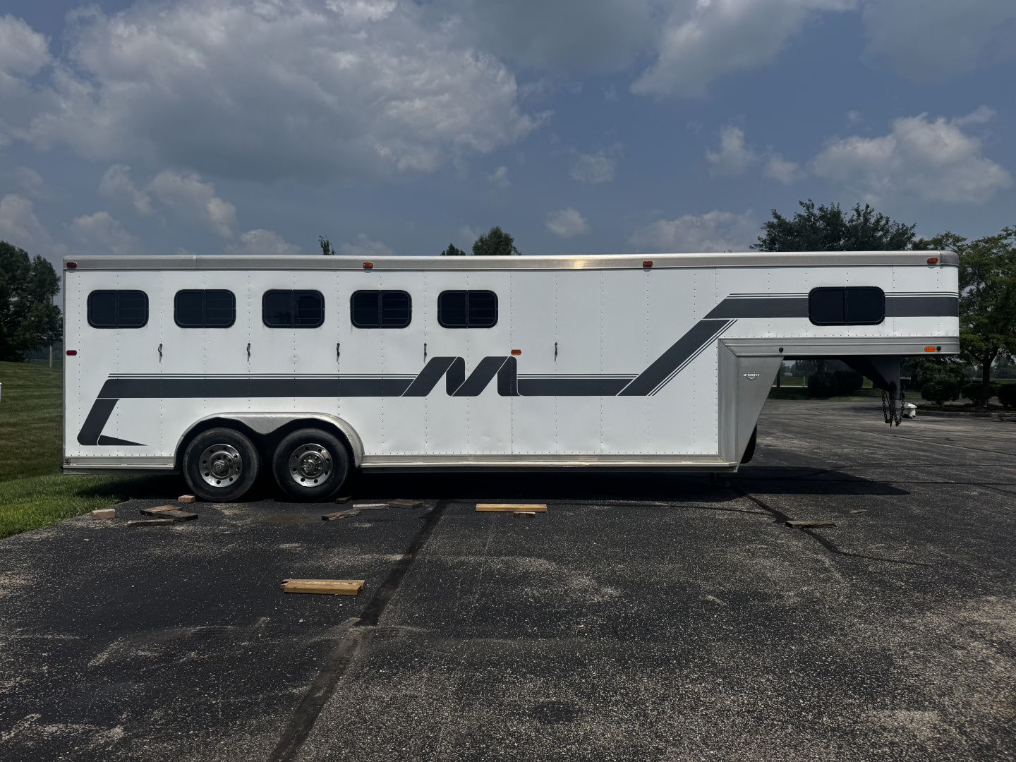 Used 1989 MqQuerry 5H Slant Horse Trailer