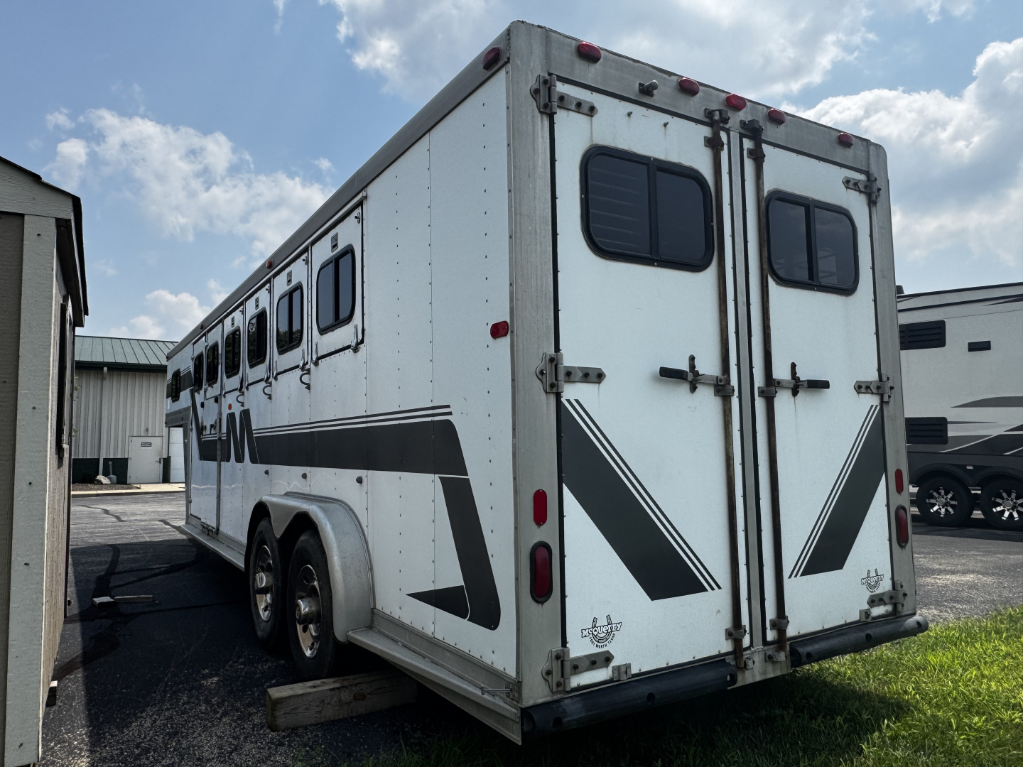 Used 1989 MqQuerry 5H Slant Horse Trailer