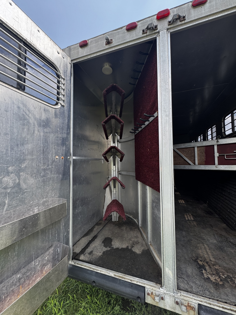 Used 1989 MqQuerry 5H Slant Horse Trailer