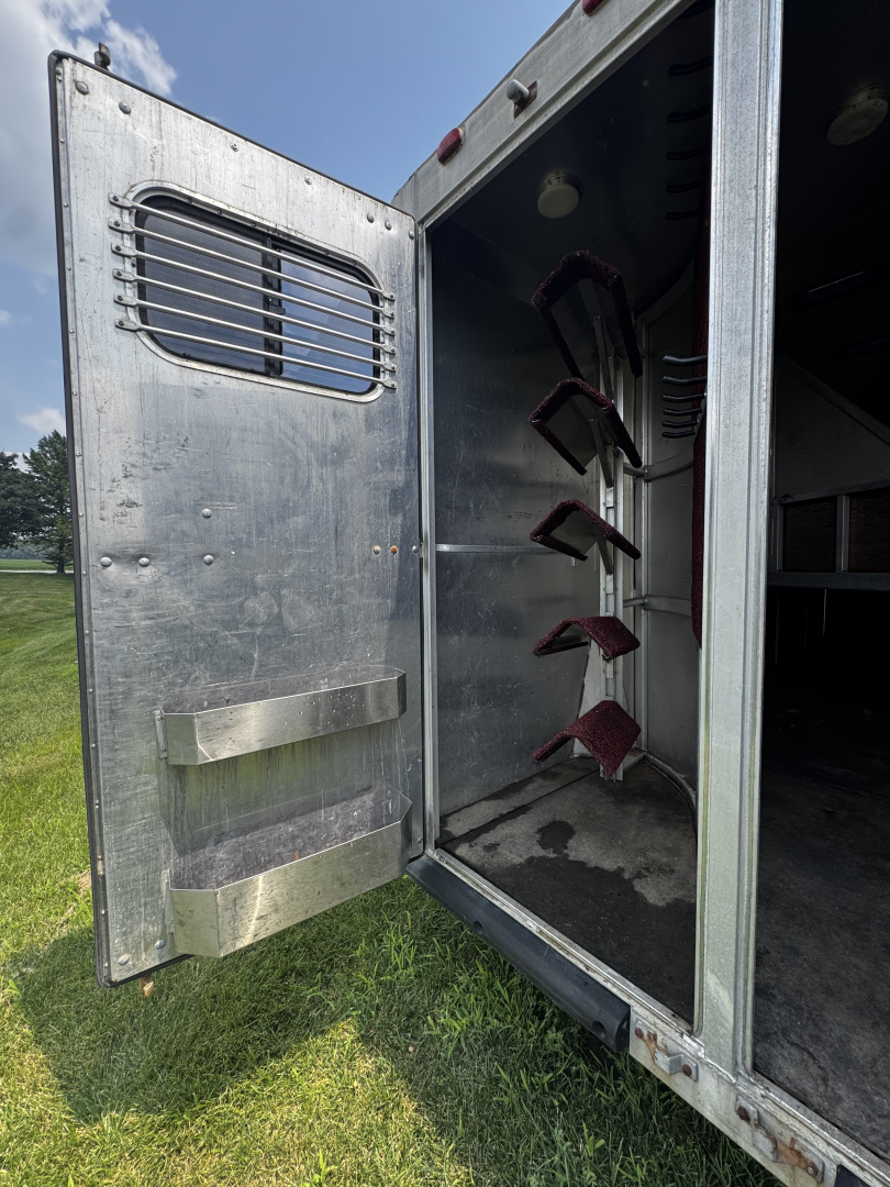 Used 1989 MqQuerry 5H Slant Horse Trailer