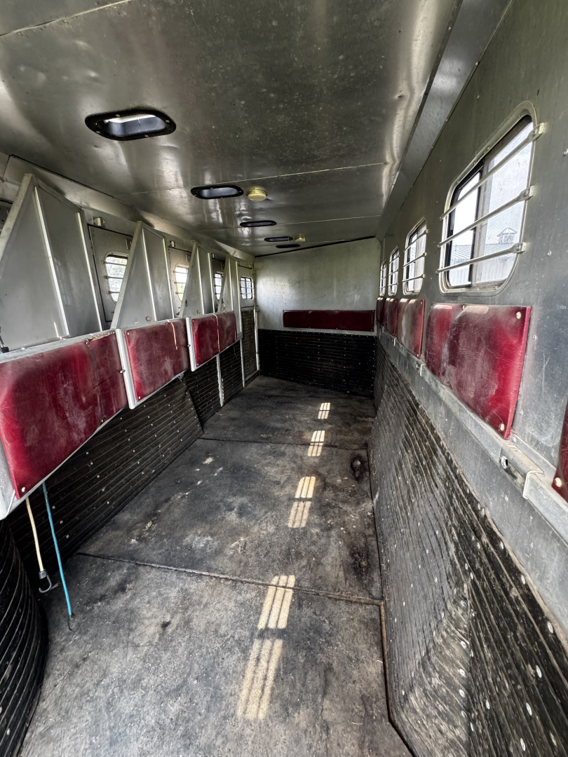 Used 1989 MqQuerry 5H Slant Horse Trailer