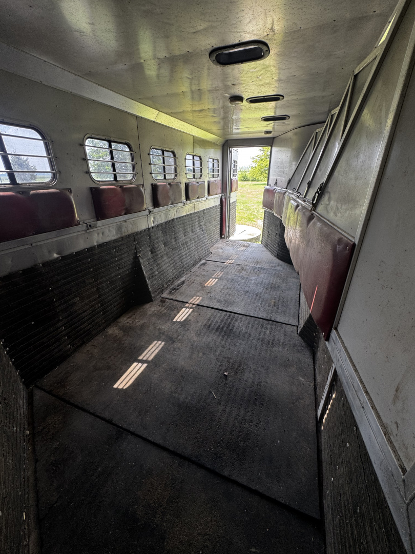 Used 1989 MqQuerry 5H Slant Horse Trailer