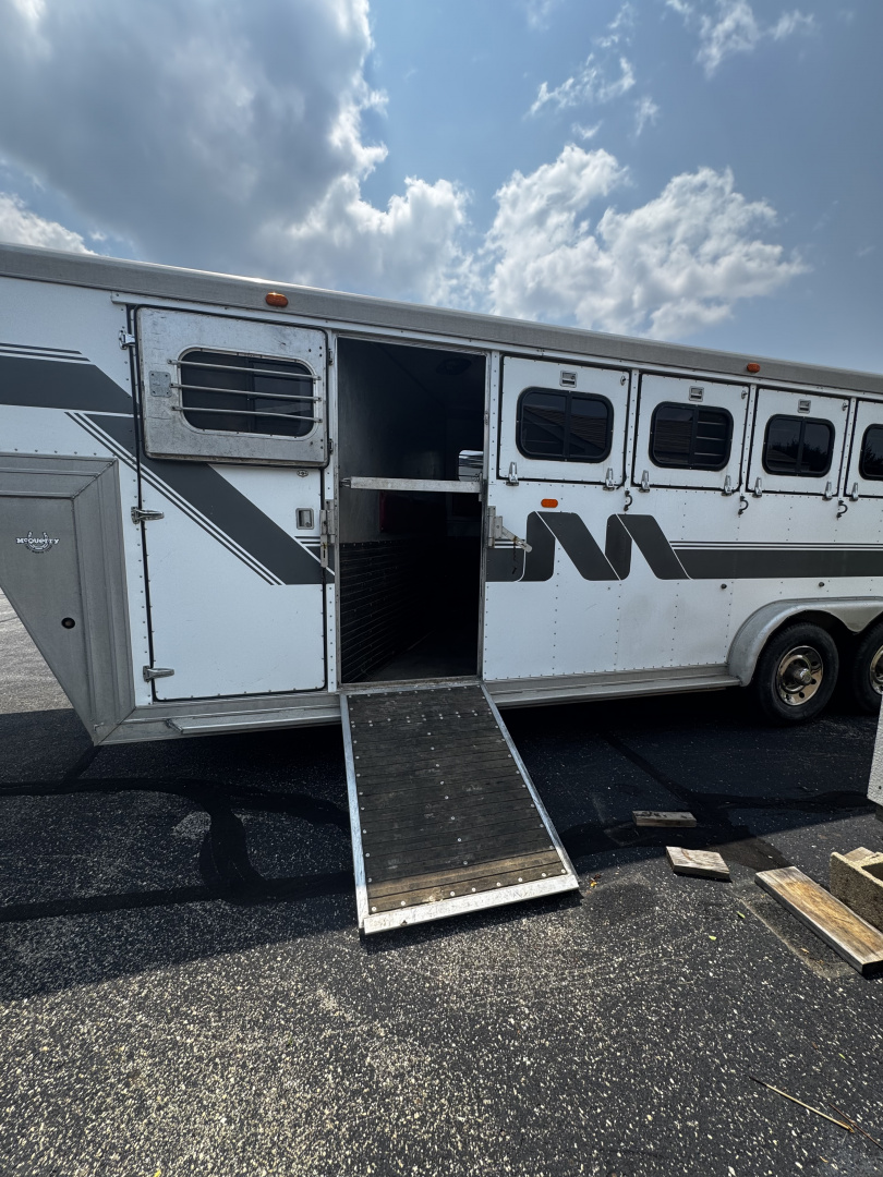 Used 1989 MqQuerry 5H Slant Horse Trailer