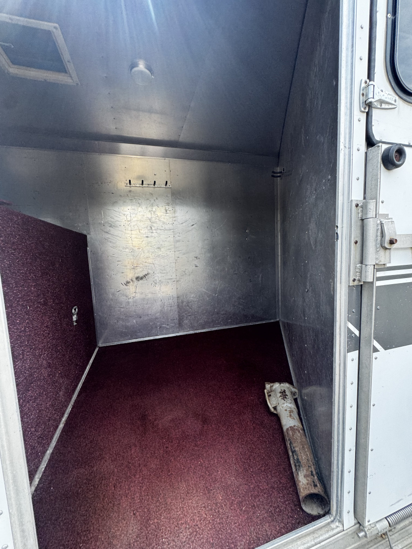 Used 1989 MqQuerry 5H Slant Horse Trailer