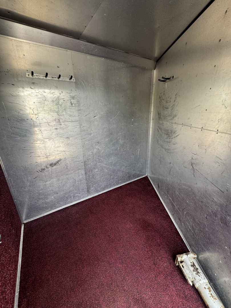 Used 1989 MqQuerry 5H Slant Horse Trailer