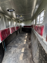 Used 1989 MqQuerry 5H Slant Horse Trailer