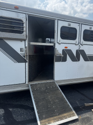 Used 1989 MqQuerry 5H Slant Horse Trailer
