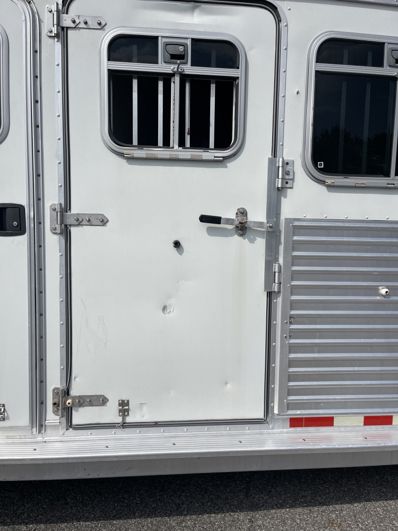 Used 2002 Featherlite Trailers 6 HR- MID TACK Horse Trailer