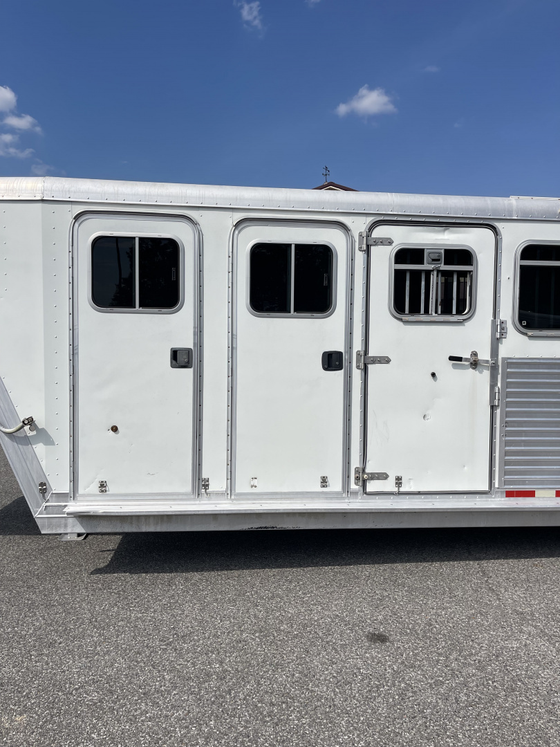 Used 2002 Featherlite Trailers 6 HR- MID TACK Horse Trailer